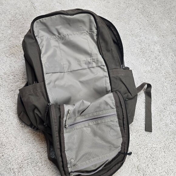 Fjallraven Raven Backpack G-1000 28L Heavy Duty Backpack Brown Laptop Hiking EUC - Picture 7 of 8